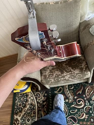 уроки гитары: Акустическая гитара формата дредноут с вырезом (cutaway), 6 струн — 4