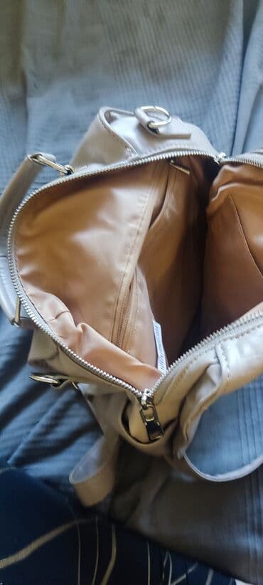 чемодан дорожный бу: Рюкзак-сумка, трансформер. Лямки перестегиваются и регулируются. Цвет — 3