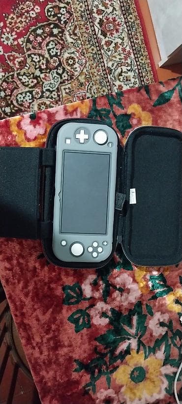 nintendo lite купить: Nintendo Switch Lite в сером цвете с защитным чехлом-кейсом — 1