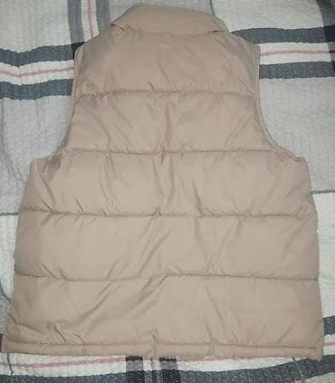 зимний пуховик: Стёганый женский жилет без рукавов, бежевый. - Фасон: укороченный — 3
