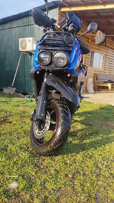 Скутер класса 50–150 см³ в стиле ADV/туринг. Основные особенности: -