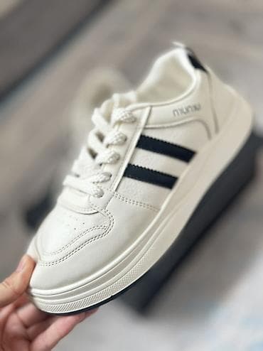 Домашние тапочки: Кроссовки белые с темно-синими полосами - Универсальный повседневный — 1