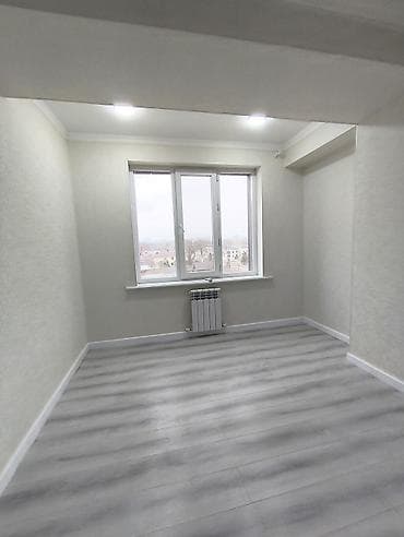 земельный дом: Светлая комната с большим окном и нейтральной отделкой. - Просторное — 2