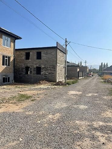 Үйлөр: Продаётся участок на Рухий Мурас 2 с 2-этажным капитальным зданием из — 2