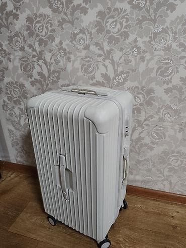 солнечный свет: Чемодан, Б/у, Материал: Пластик, Средний (40 - 70 л), Твердый корпус — 1