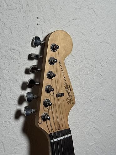 squier: Оригинальная Электрогитара Squier Stratocaster в классическом черном — 5