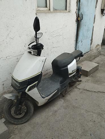 Скутер/мопед городской, белый, с двумя зеркалами и двухместным — 2