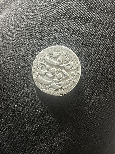рабочие одежды: Набор из двух старинных монет: 1) Круглая серебристая монета с — 2