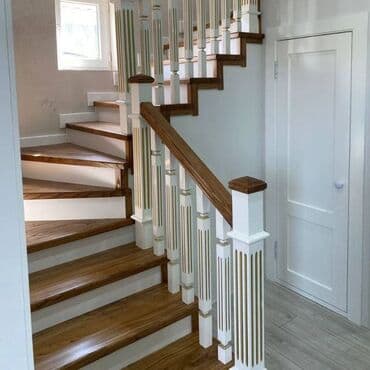 Деревянная лестница Для дома, Гарантия, Вид дерева: Дуб, Форма лестницы: Много-маршевая, Стиль: Классический