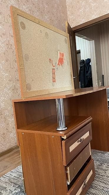 Столы: Письменный/компьютерный стол с тумбой и надстройкой. Особенности: - — 3