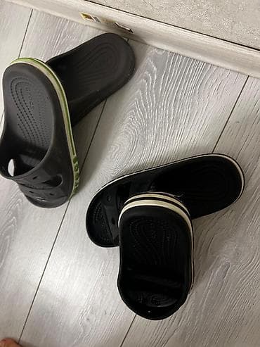тапочки пляжные: Пара сланцев Crocs для взрослых.одна пара 200 сом две за 400 — 1