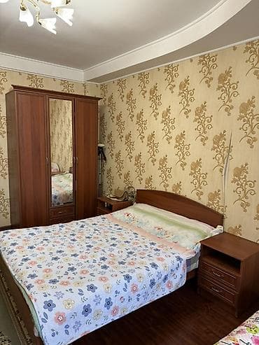 спальный мишок: Двуспальная кровать с прикроватными тумбами и шкафом-купе (на фото — 1