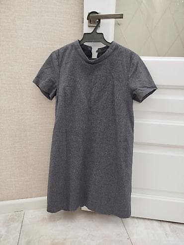 Платье прямого кроя, темно‑серого цвета. Б/у - Силуэт: лаконичное