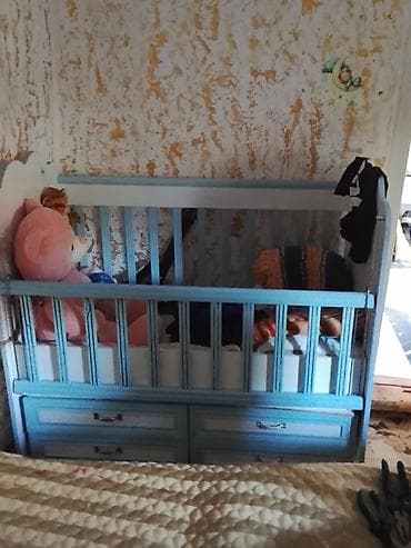 Детская кроватка с бортиками и нижними выдвижными ящиками. -