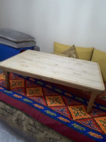 Низкий деревянный стол - Материал: массив светлой древесины