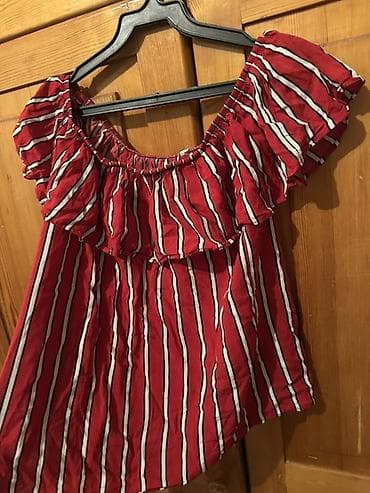 Блузки: Красная блузка в вертикальную полоску - Модель: с открытыми плечами — 1