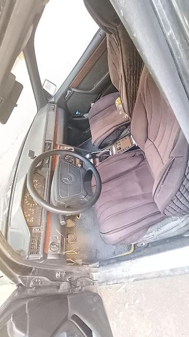копка траншеи: Mercedes-Benz W124: 1993 г., 2 л, Механика, Бензин, Седан — 1