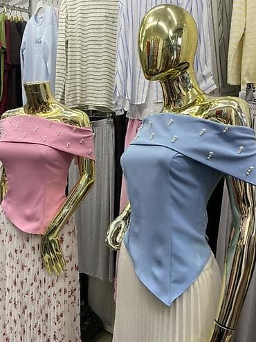 атласный топ: Топ-бюстье с открытыми плечами и декором жемчужными бусинами - — 2