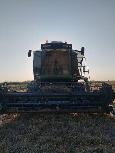 Унаа: Комбайн John Deere с жатками Описание: - Зерноуборочный комбайн John — 8