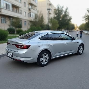 Серебристый лифтбек/седан среднего класса. Основные особенности: -