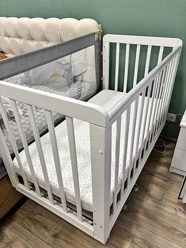 small table: Детская кроватка-трансформер белого цвета, покупала в прошлом году в — 2