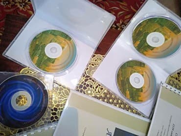 Информатика: Продам комплект:2 словаря по 1159 слов каждый, разговорник — 3