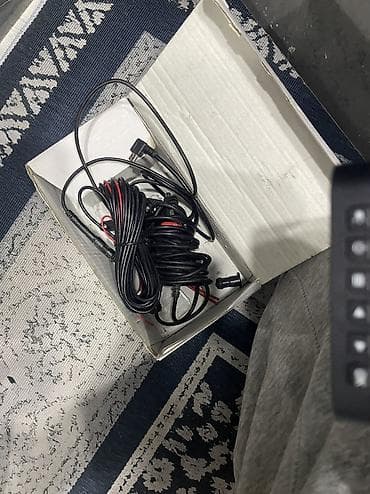 Автомобильный видеорегистратор с двумя камерами и экраном Описание: -