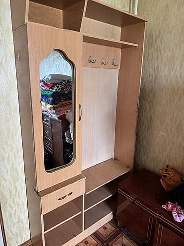 Гарнитуры для прихожей: Прихожая-комплект из ЛДСП, цвет светлый дуб. Состав и функционал: - — 1