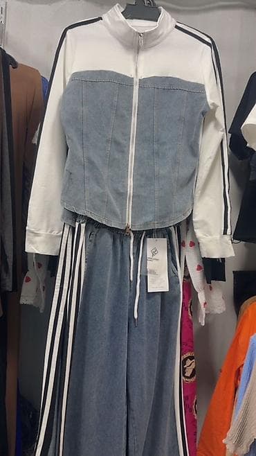 Женский комплект из денима и трикотажа в спортивном стиле. - Верх