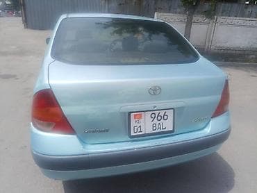 справа: Toyota Prius: 2000 г., 1.5 л, Гибрид, Лифтбек — 3
