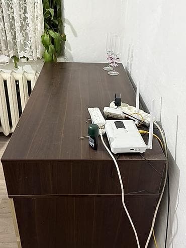 Компьютердик үстөлү, Колдонулган, Текчелери бар — 2