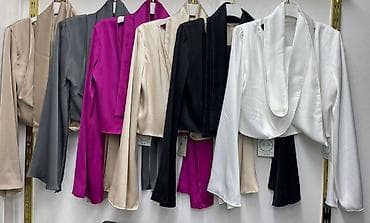 Кроп-топ с запахом и длинными расклешёнными рукавами