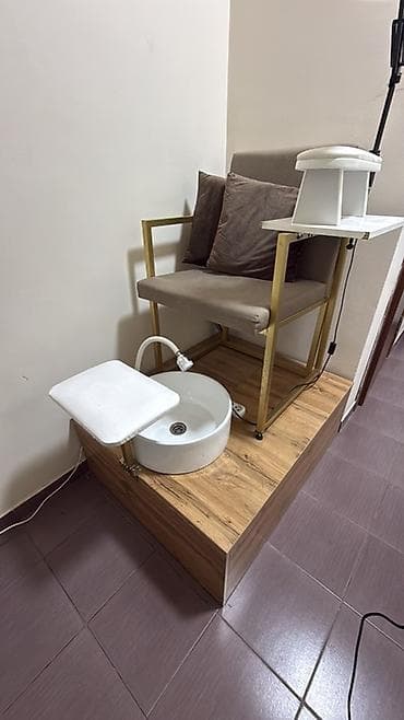 столы стулья: Педикюрное место на подиуме с мойкой Комплект для педикюра, готовый к — 1