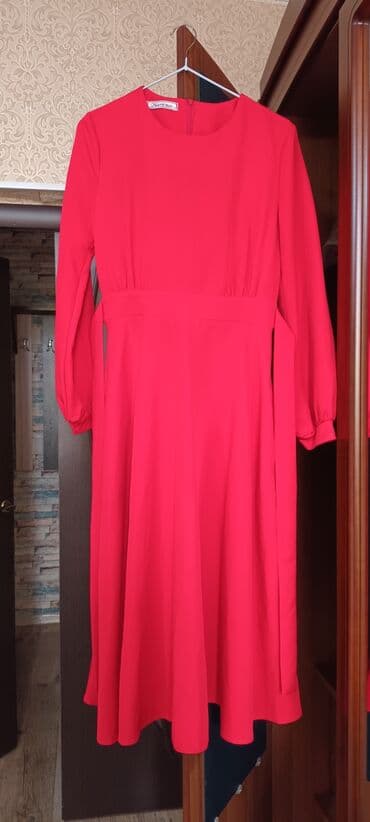 Киреге берилүүчү кийимдер: Платье Niara Nada, ярко-красное. - Силуэт: полуприлегающий с — 2