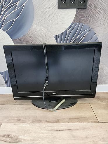 Телевизор HKC L21TX, диагональ 21–22". Компактная модель на подставке