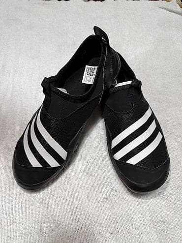 Стильные чёрные кроссовки Adidas с фирменными белыми полосками 🤍 Очень