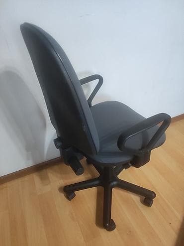 Офисные шкафы: Продаю компьтерное кресло в отличном состоянии, не порван не поломан и — 2