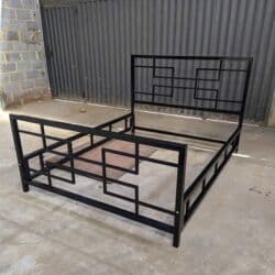 ковры ош: Металлический каркас кровати, минималистичный дизайн - Материал — 4