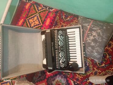 отдам даром пианино: Аккордеон (клавишный), классический черный корпус. Основные — 1