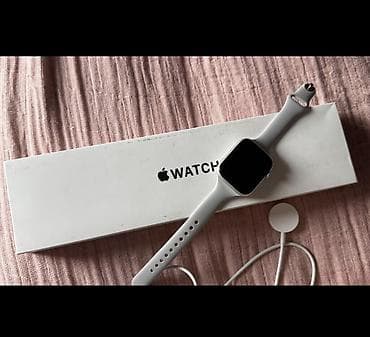 Apple Watch SE 2 поколение корпус светлый, ремешок силиконовый белого