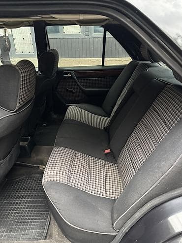 Mercedes-Benz W124: 1993 г., 2.2 л, Механика, Бензин, Седан — 6