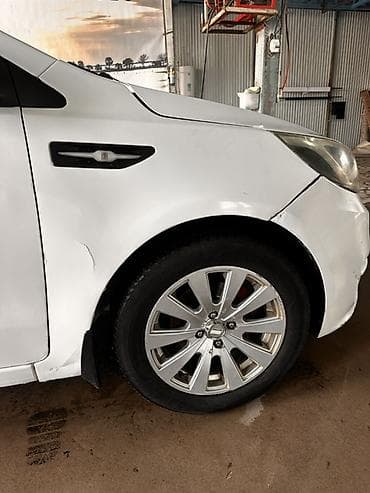 кызыл кия кыз: Kia Rio: 2015 г., Кол менен иштөөчү, Бензин, Седан — 8