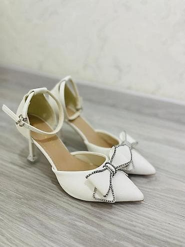 каблуки женские: Белые женские туфли-лодочки на каблуке. - Форма носка: заострённый. - — 1