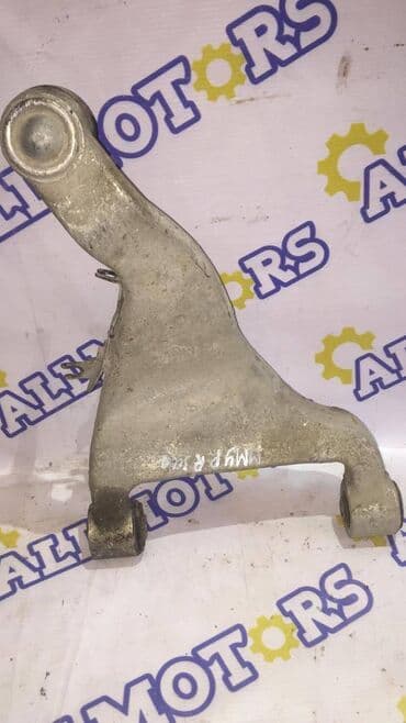 Задний правый рычаг Nissan