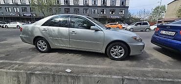 фары на камри: Седан серебристого цвета, класс D. Кузов 4‑дверный, 5‑местный салон — 1