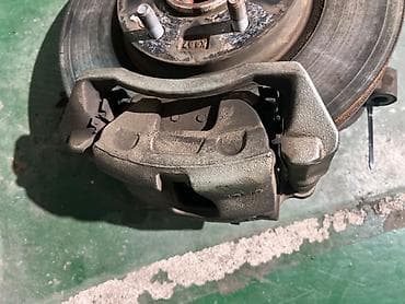 kia xceed: Передний правый суппорт Kia 2018 г., Оригинал — 1