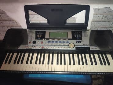 гитары ямаха: Синтезатор Yamaha PSR-550 в серебристом корпусе. Оснащен встроенными — 3