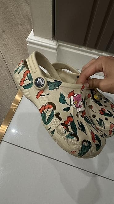 Сабо: Кроксы Crocs Classic с принтом вишни/ягод на бежевом фоне — 3