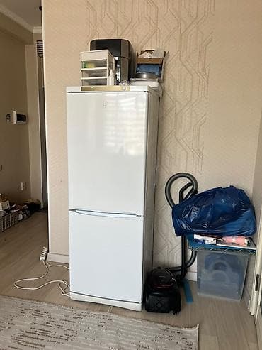 Холодильник Indesit, Б/у, Двухкамерный at lalafo.kg Холодильник Indesit, Б/у, Двухкамерный