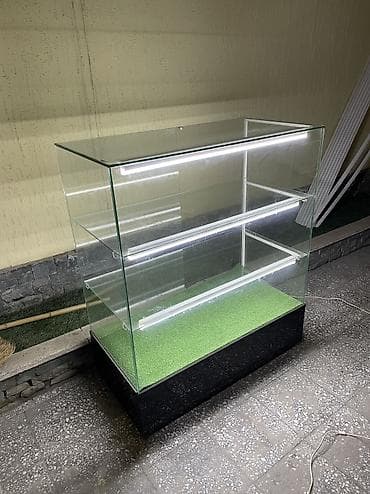 стеклянную витрину для конфет: Стеклянная витрина для магазина С подсветками. В самом низу есть полка — 3